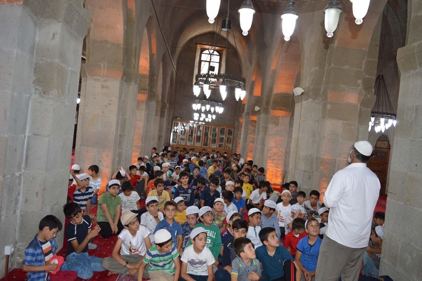 ​Kur'an kursu öğrencileri türbe ve tarihi yerleri gezdiler